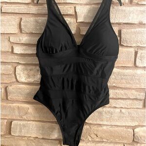 Women's Standard Venture Mesh One Piece Swimsuit size CL
